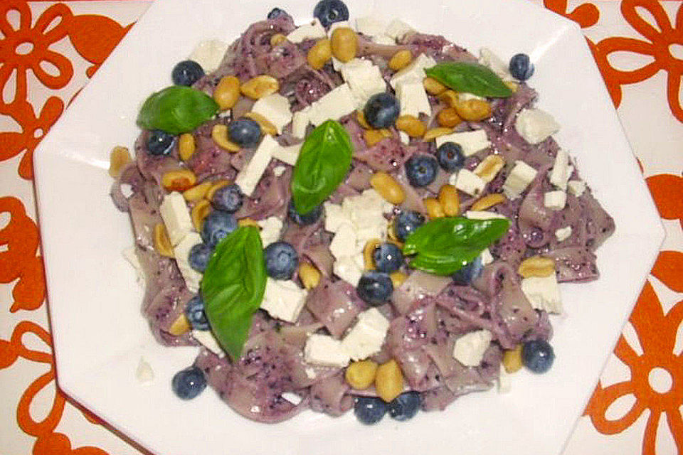 Nudeln mit Blaubeeren und Feta