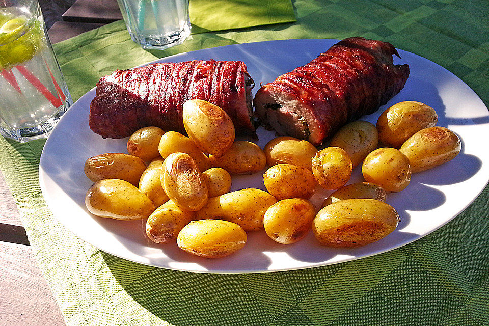 Gefülltes Schweinefilet im Speckmantel vom Grill