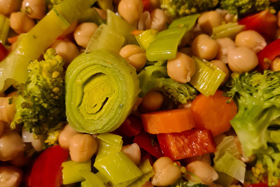 Kichererbsensalat mit Brokkoli und Möhren