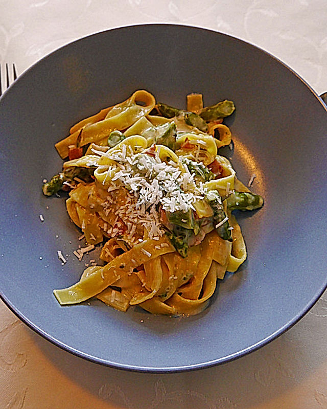 Linguini-Carbonara mit grünem Spargel (italienisch inspiriert)
