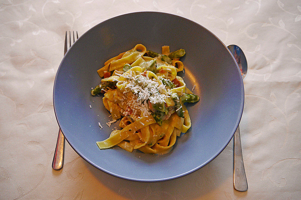 Linguini-Carbonara mit grünem Spargel (italienisch inspiriert)