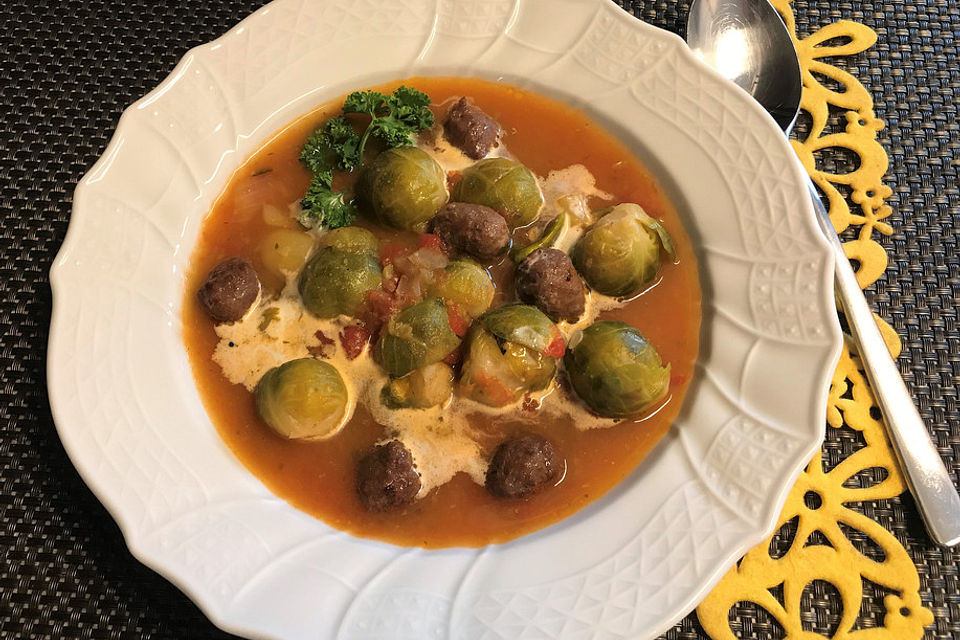 Rosenkohlsuppe mit Bratwurstklößchen