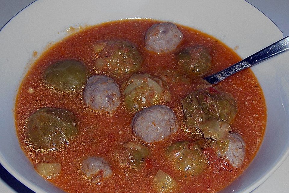 Rosenkohlsuppe mit Bratwurstklößchen