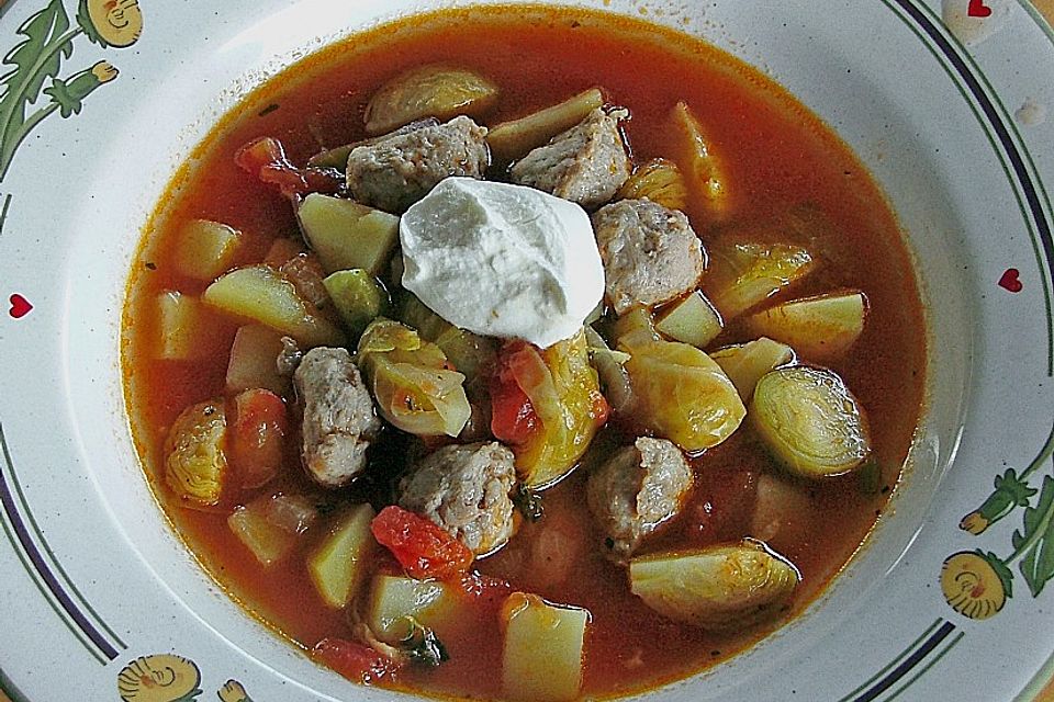 Rosenkohlsuppe mit Bratwurstklößchen