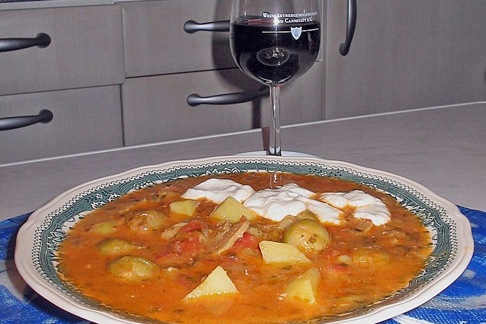 Rosenkohlsuppe mit Bratwurstklößchen