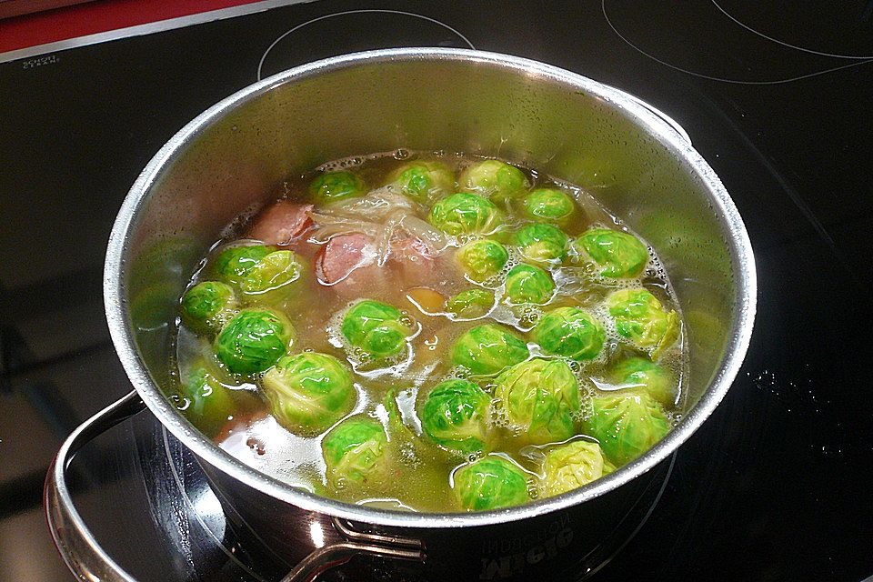 Rosenkohlsuppe mit Bratwurstklößchen