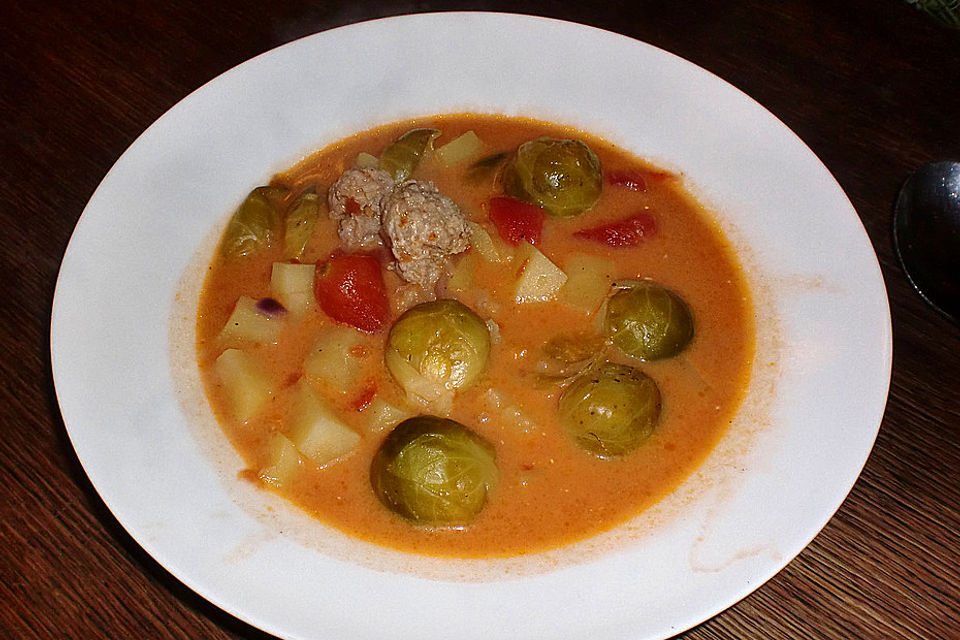 Rosenkohlsuppe mit Bratwurstklößchen