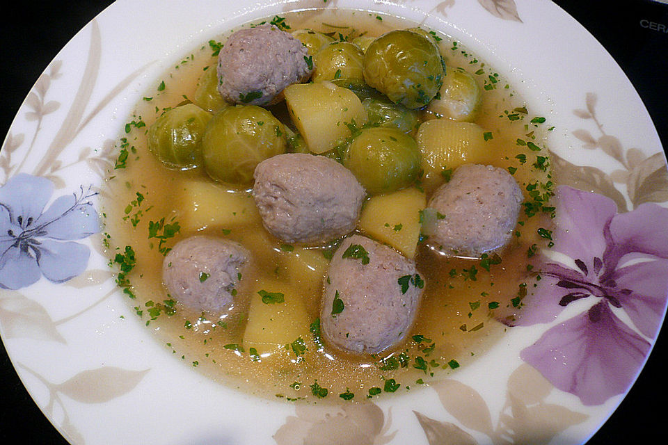 Rosenkohlsuppe mit Bratwurstklößchen