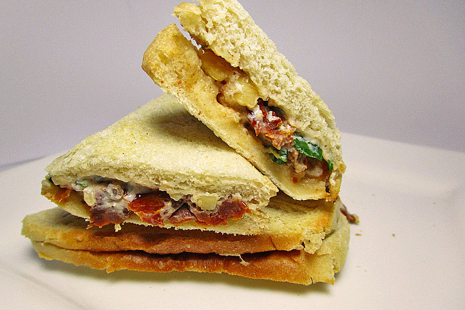 Ziegenkäse mit getrockneten Tomaten und Walnüssen auf Toast