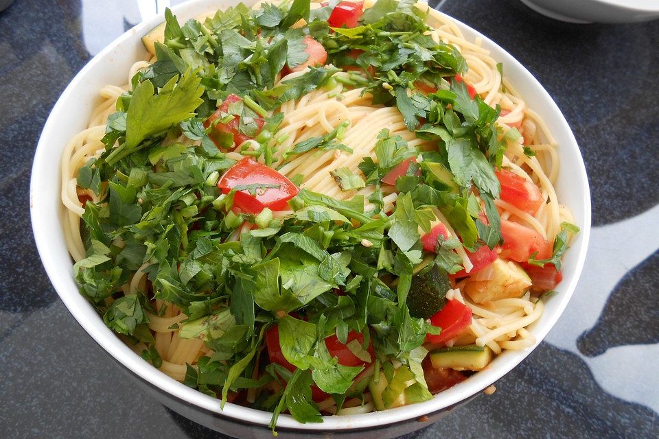 Schnelle lauwarme Petersilien-Spaghetti mit kalter Tomatensoße