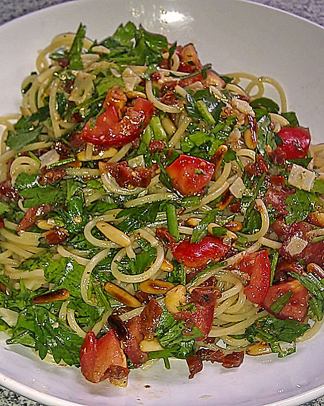 Schnelle lauwarme Petersilien-Spaghetti mit kalter Tomatensoße