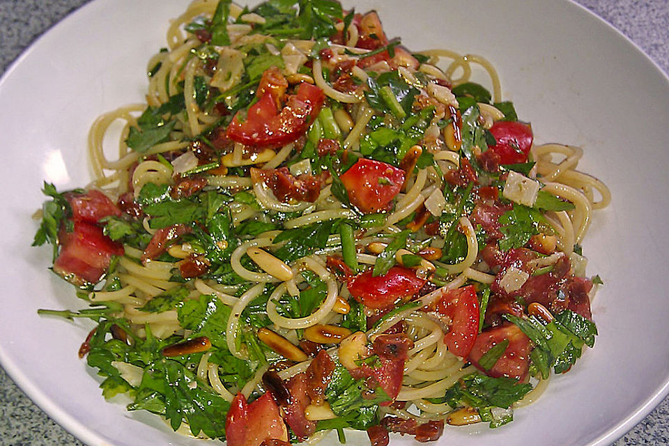 Schnelle lauwarme Petersilien-Spaghetti mit kalter Tomatensoße