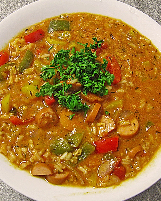 Tomaten-Paprika Suppe mit Reis und Zwiebeln