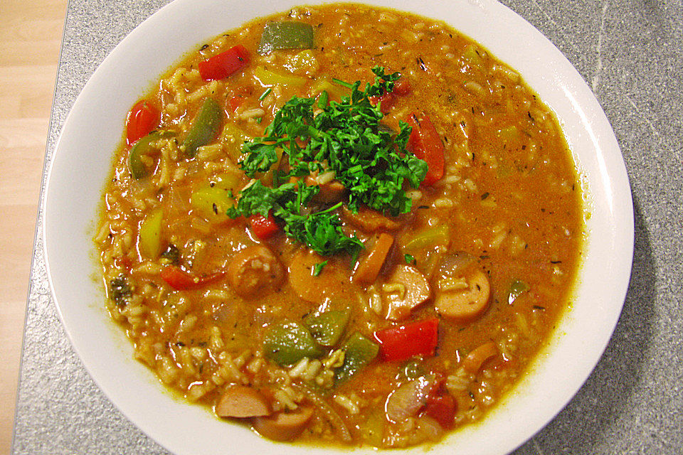 Tomaten-Paprika Suppe mit Reis und Zwiebeln