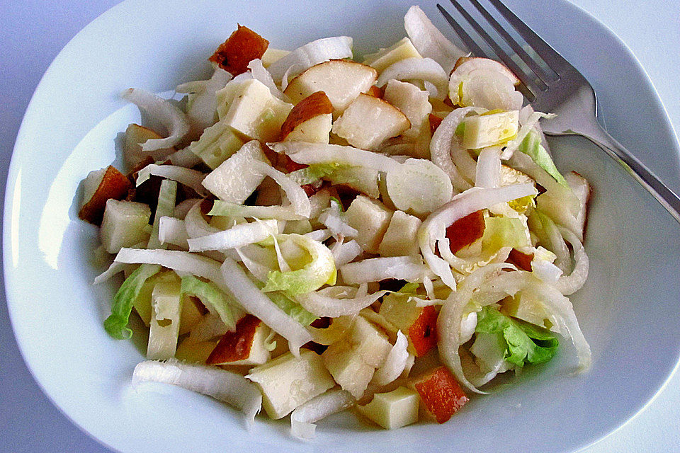 Käsesalat mit Birnen und Chicoree