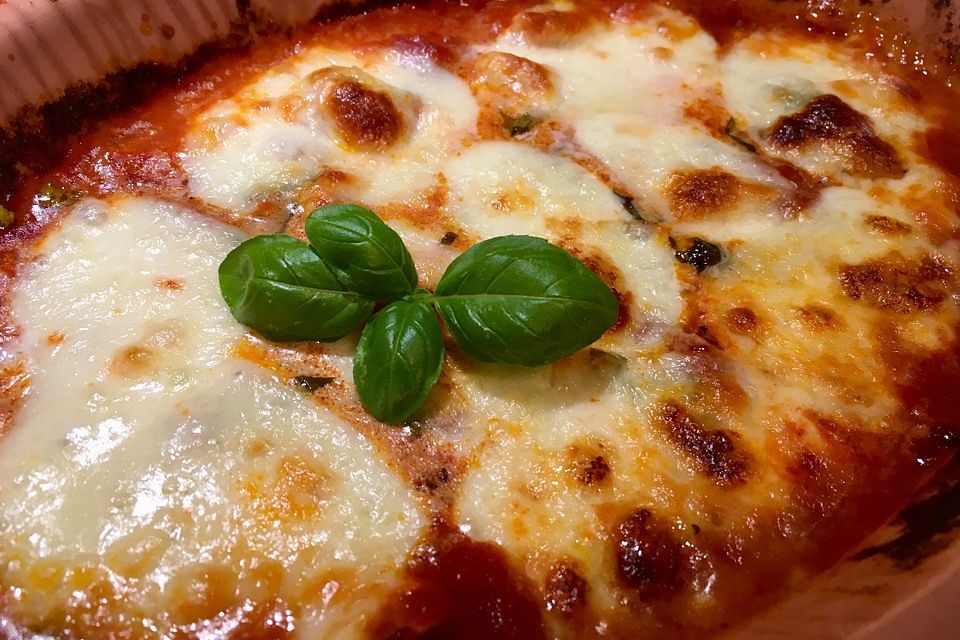 Hähnchenbrustfilet in Tomatensoße mit Mozzarella überbacken