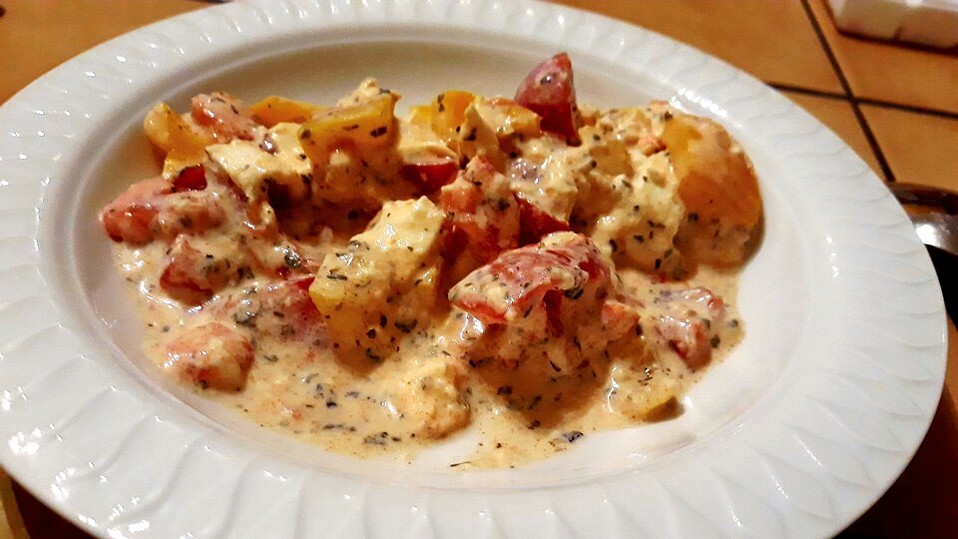 Tomaten-Paprika-Mozzarella-Salat mit Joghurtdressing von Tonita Tomaten-Paprika-Mozzarella-Salat mit Joghurtdressing von Tonita