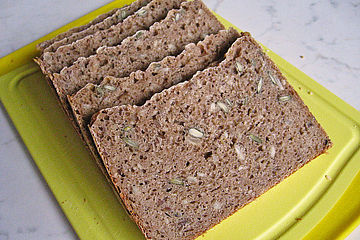 Roggen-Sauerteig-Mischbrot, gebacken im Brotbackautomaten