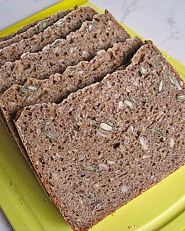 Roggen-Sauerteig-Mischbrot, gebacken im Brotbackautomaten