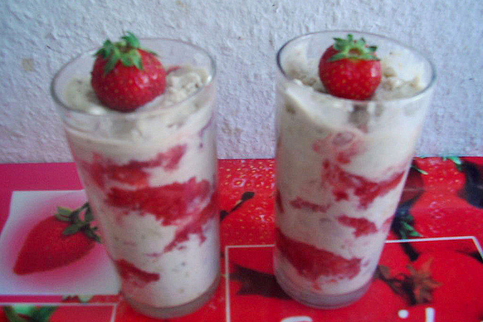 Bananeneis mit Erdbeeren