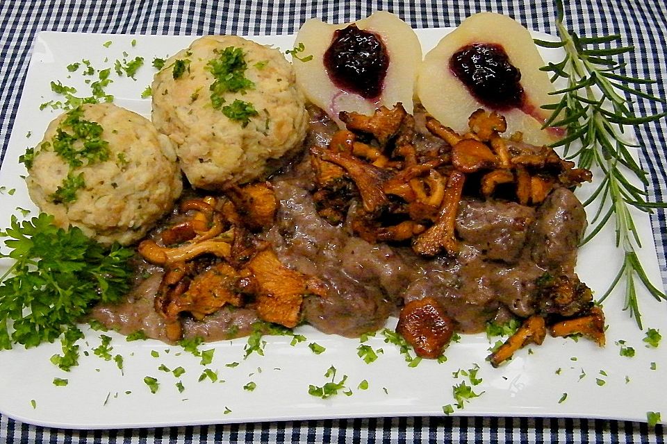 Hirschgulasch mit frischen Pfifferlingen