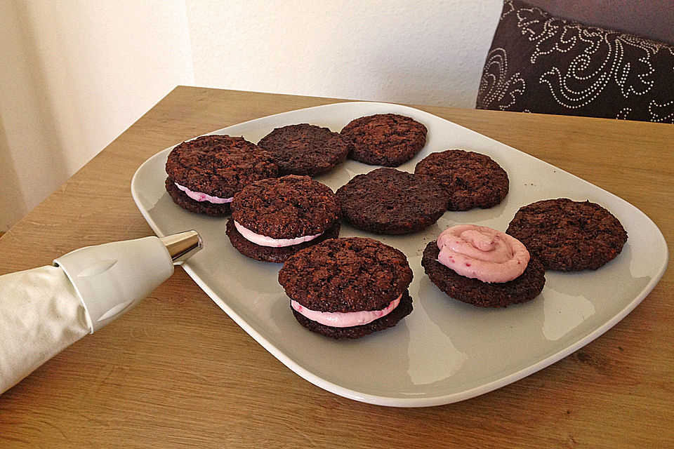 Chocolate-Coconut-Whoopies mit Freshcheese-Raspberry-Filling