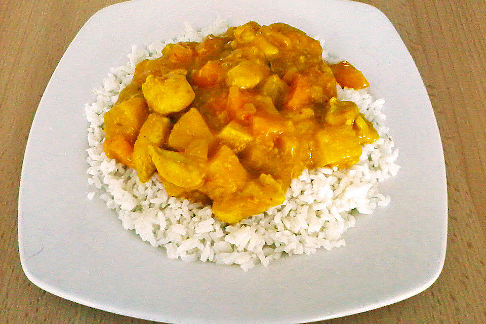 Hähnchenfleisch in Curry-Fruchtsoße Hähnchenfleisch in Curry-Fruchtsoße