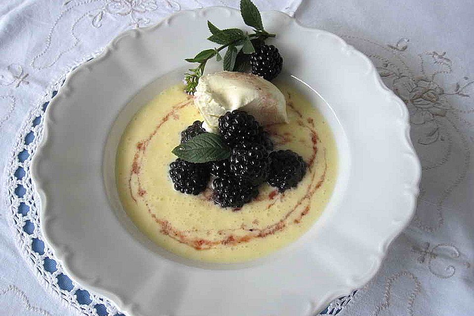 Marinierte Brombeeren mit Minzschaum