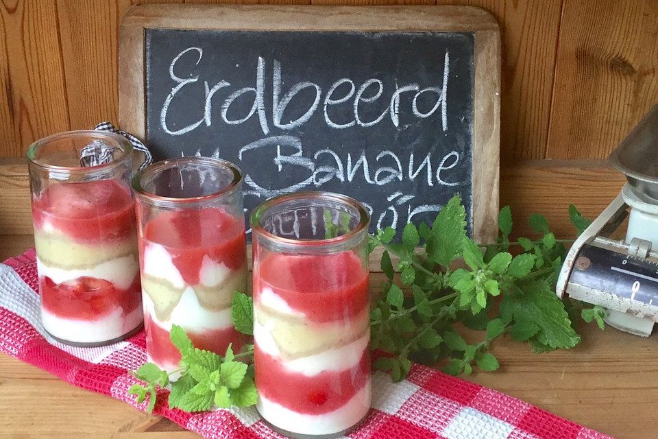 Erdbeerdessert mit Banane und Eierlikör