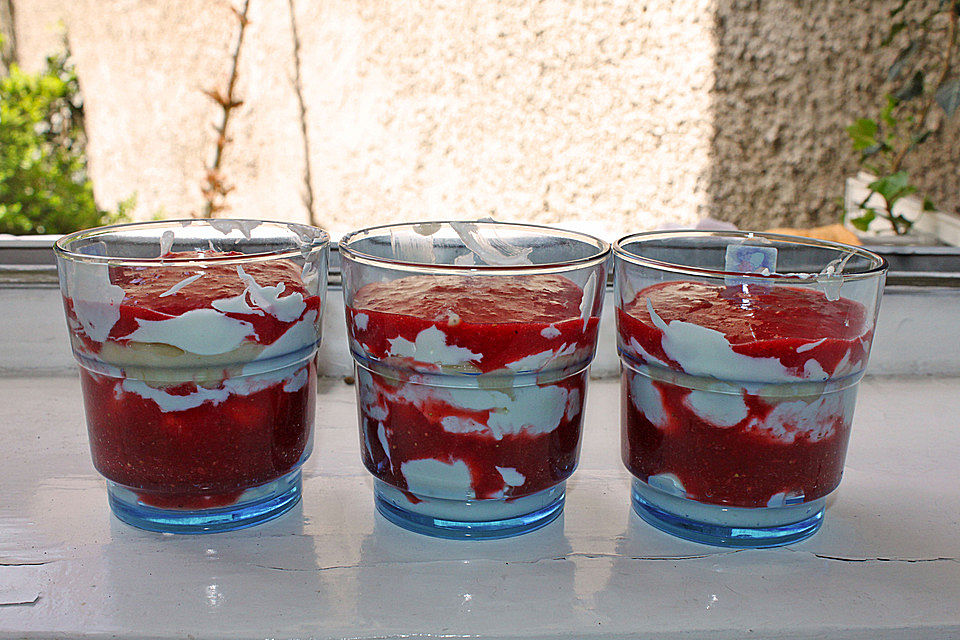 Erdbeerdessert mit Banane und Eierlikör