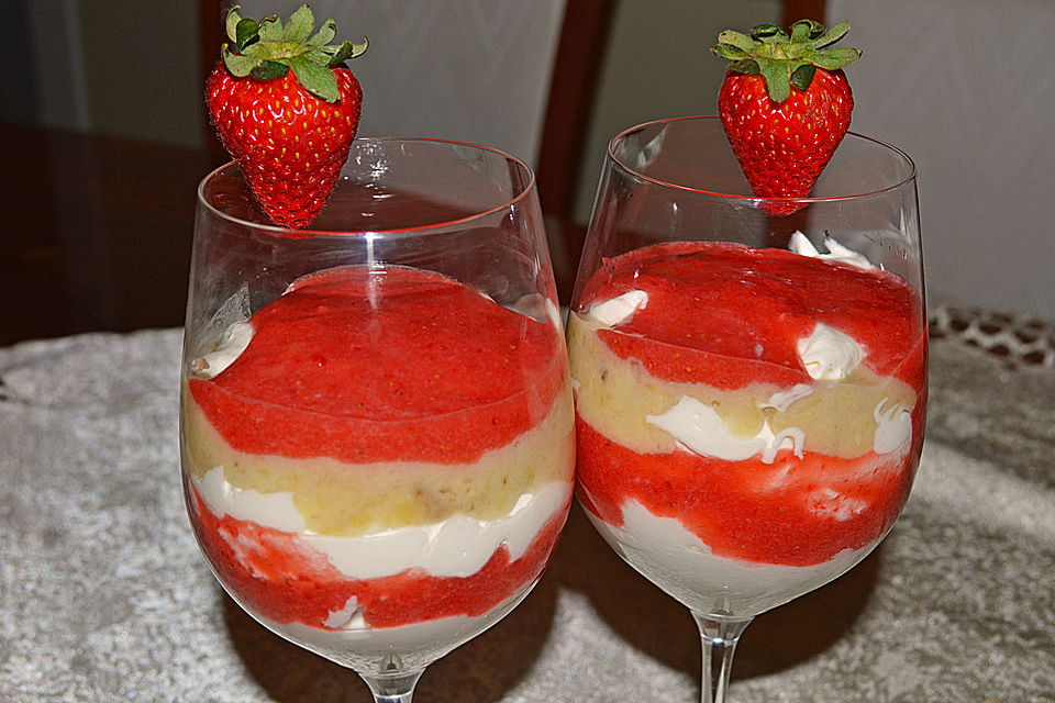 Erdbeerdessert mit Banane und Eierlikör