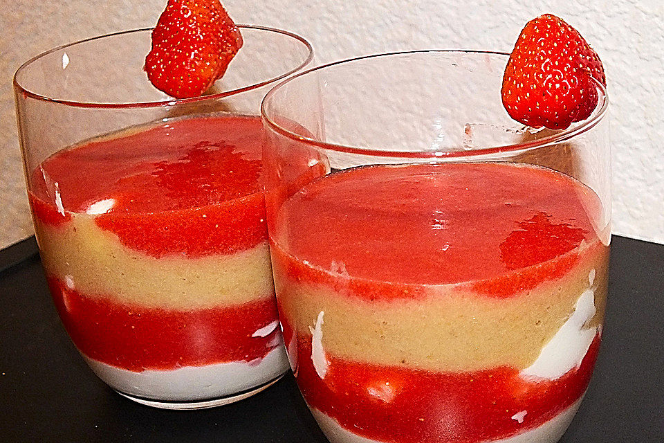 Erdbeerdessert mit Banane und Eierlikör