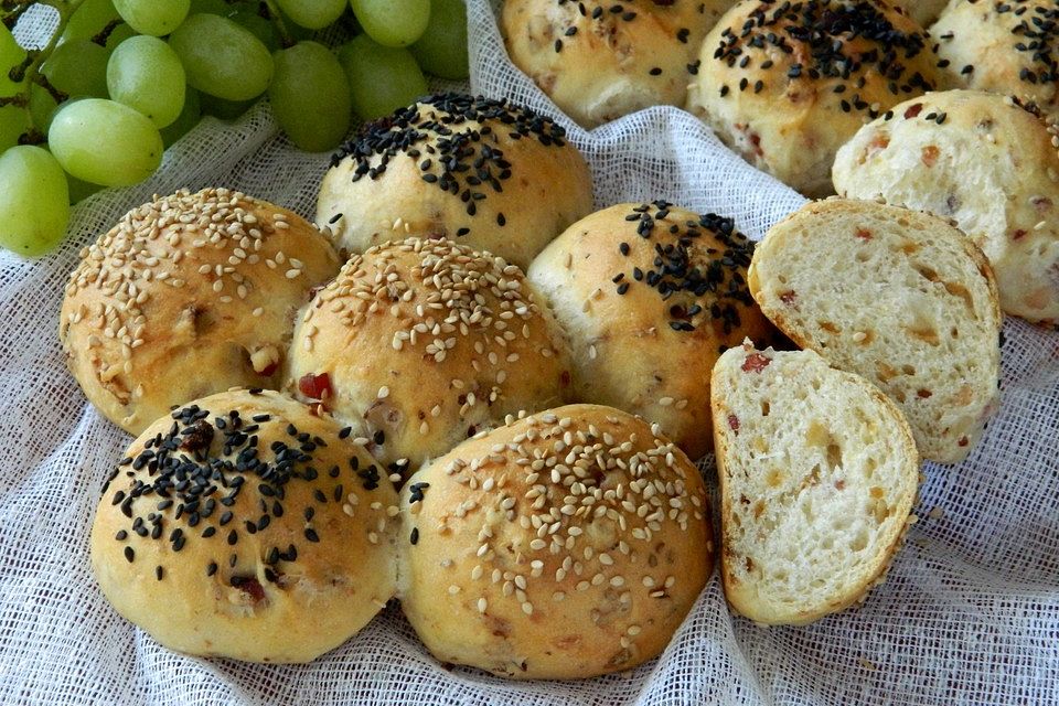 Brötchensonne mit Speck und Zwiebeln