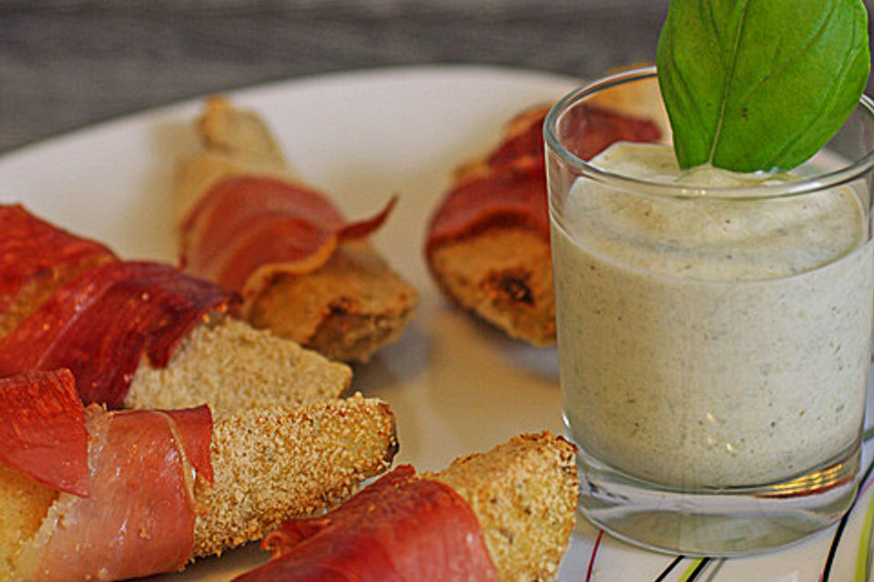 Panierte Ofenkartoffeln in Knusperschinken mit Bärlauch-Tomaten-Quark