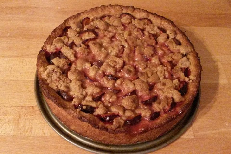 Veganer Zwetschgenkuchen mit Zimtstreuseln