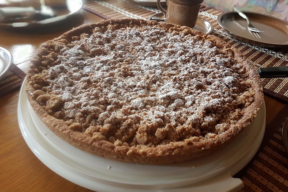 Veganer Zwetschgenkuchen mit Zimtstreuseln