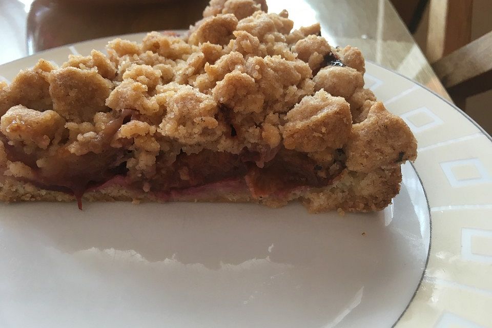 Veganer Zwetschgenkuchen mit Zimtstreuseln