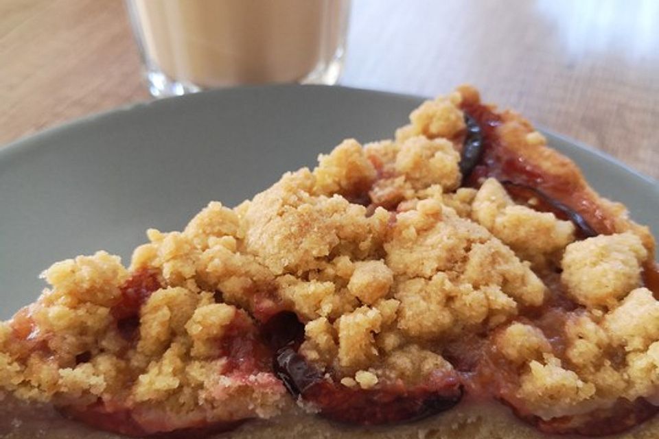 Veganer Zwetschgenkuchen mit Zimtstreuseln