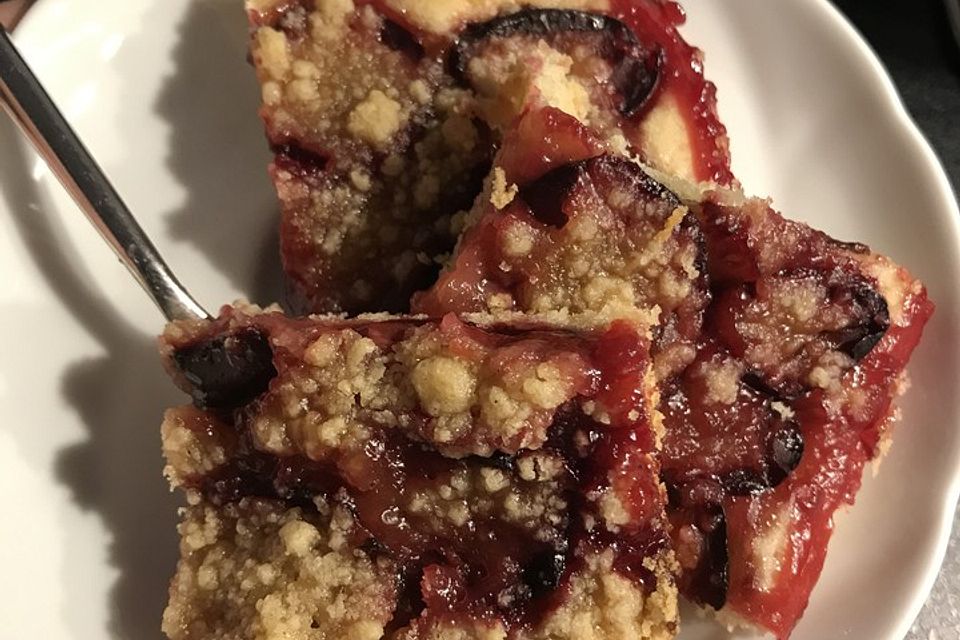 Veganer Zwetschgenkuchen mit Zimtstreuseln