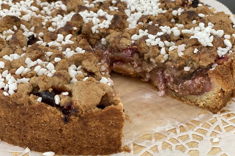 Veganer Zwetschgenkuchen mit Zimtstreuseln