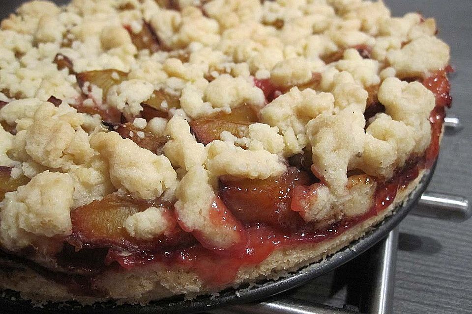 Veganer Zwetschgenkuchen mit Zimtstreuseln