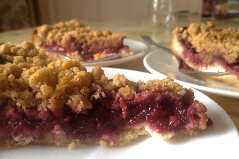 Veganer Zwetschgenkuchen mit Zimtstreuseln