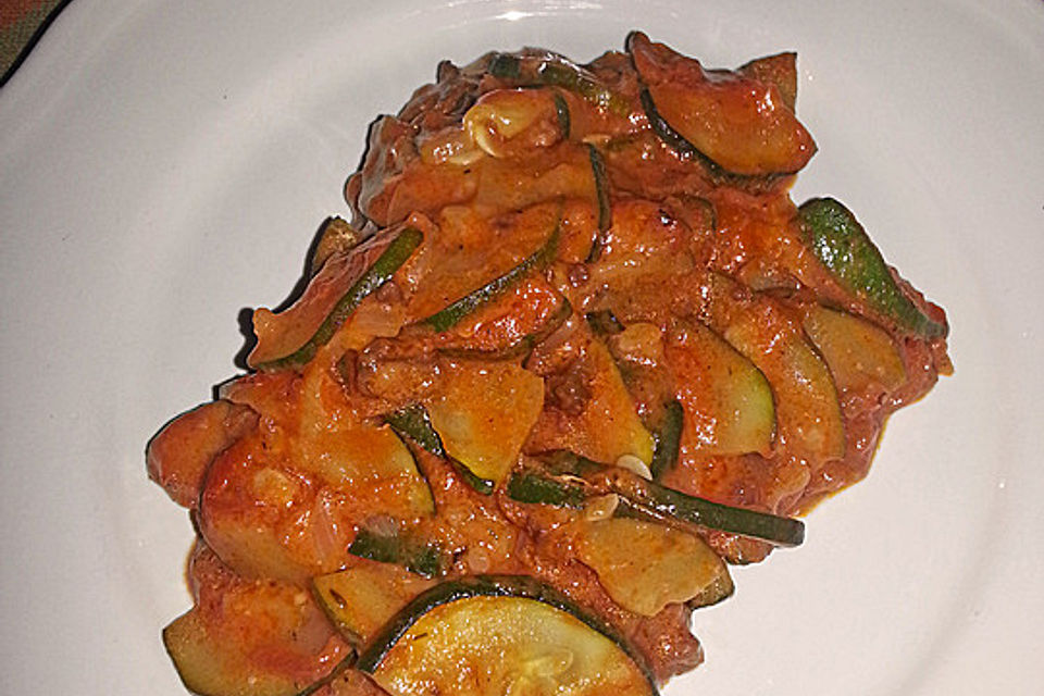 Zucchinigemüse mit Brunch-Tomaten Soße