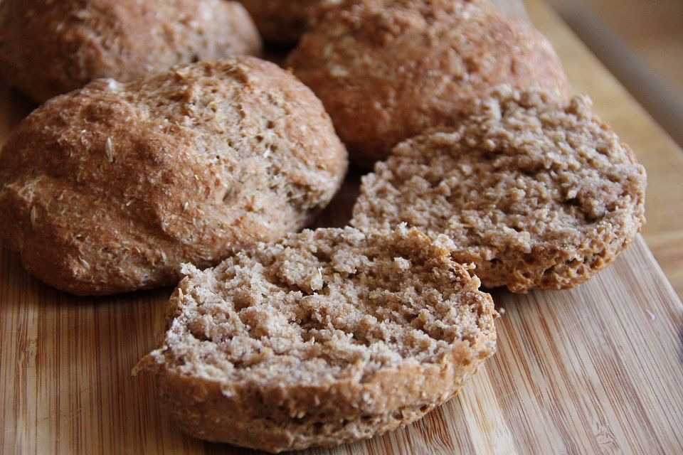 Dinkel-Kartoffelmehl-Brötchen mit Quark und Natron