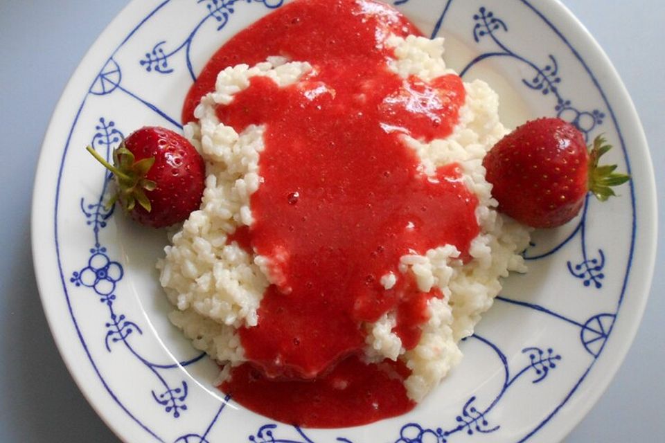 Milchreis mit Kokosmilch und Erbeersoße