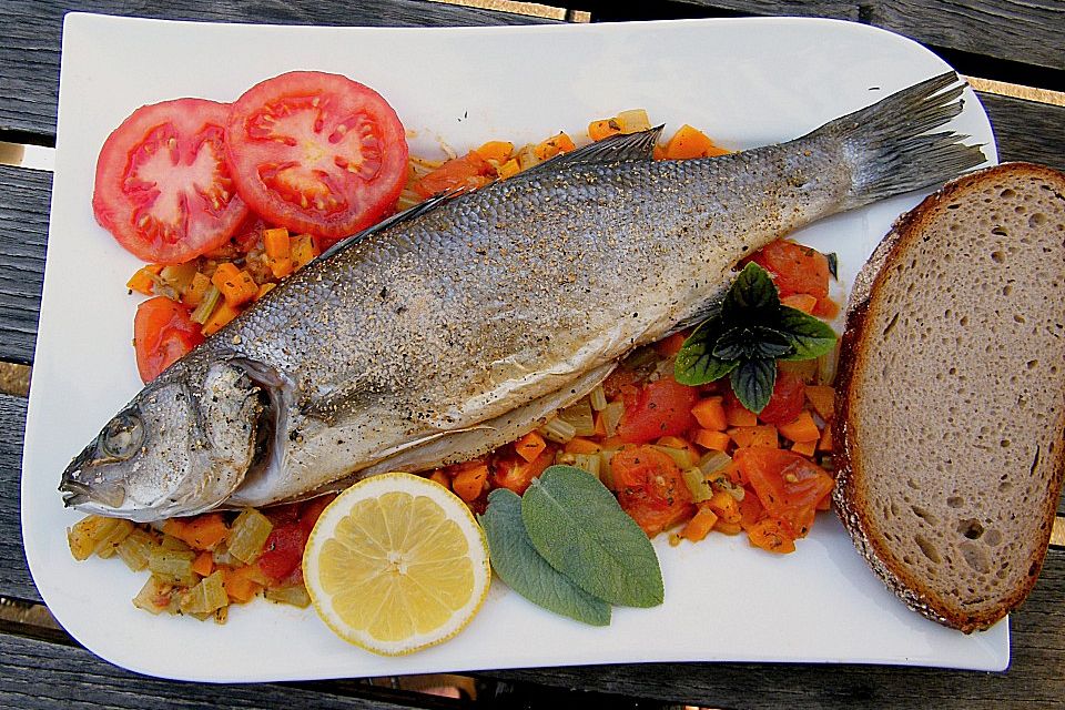 Loup de Mer mit Salbei auf gedünsteten Gemüse