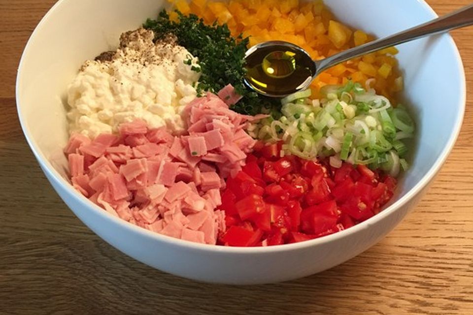 Low Carb Hüttenkäse Salat