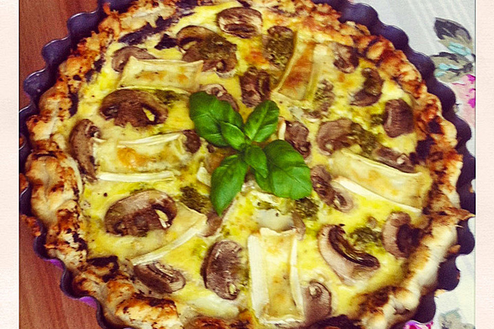 Blätterteig-Quiche mit Feta, Käse, Schinken, Champignons und Camembert