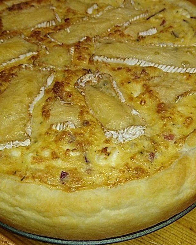 Blätterteig-Quiche mit Feta, Käse, Schinken, Champignons und Camembert