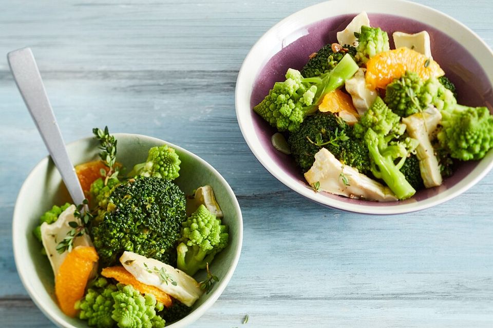 Lauwarmer Romanesco-Brokkoli Salat mit Ziegencamembert